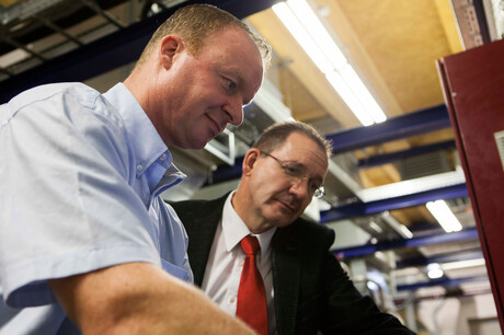 Pogovor med g. Hages, inženirjem pri družbi Kaeser, in g. Baumgarten, zaposlenim pri podjetju ZF Friedrichhafen