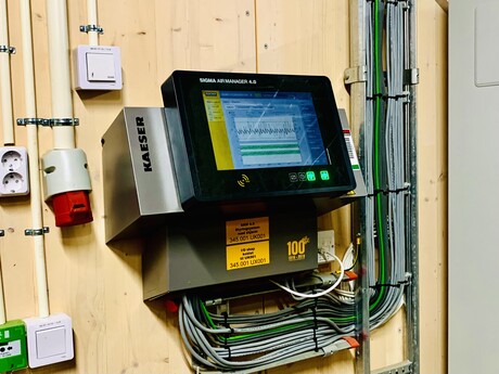 Sistem SIGMA AIR MANAGER 4.0 krmili kompresorsko postajo in zagotavlja enakomeren izkoristek.
