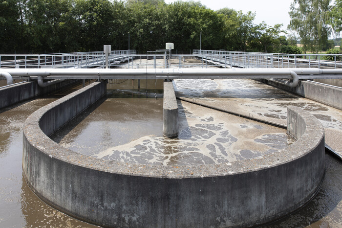 Oskrbovanje mikroorganizmov v bazenih s kisikom.