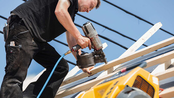 Tudi za zabijanje žebljev s stisnjenim zrakom vam družba KAESER Handwerkerkompressor i.Comp 3 vedno zagotavlja stisnjeni zrak v skladu s potrebo.